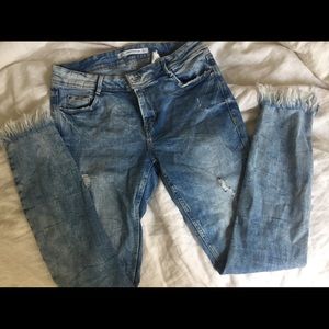 Frayed-bottom skinny jeans